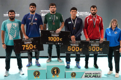 Büyükşehir sporcuları madalyaları topluyor
