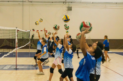 İzmir Büyükşehir Belediyesi Yaz Spor Okullarında Geleceğin Voleybolcuları Yetişiyor