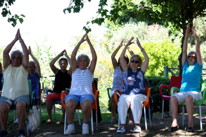 Muratpaşa Belediyesi Yaşlı Evlerinde Yoga ve Egzersiz
